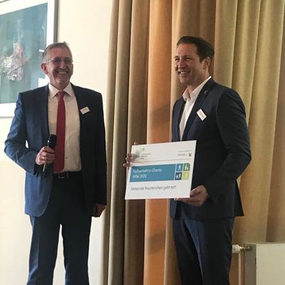 �bergabe der Gewinnerurkunde Fu�verkehrscheck 2020
