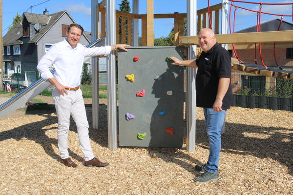 Neue Spielkombination auf dem Spielplatz Mischenbachstra�e