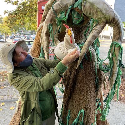 Der Baum und das Huhn an der Haltestelle in Neunkirchen