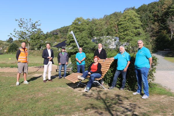 Neue Ruheb�nke Spielplatz Kalte Wiese