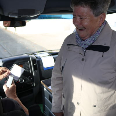 Ein kleiner Plausch im B�rgerbus
